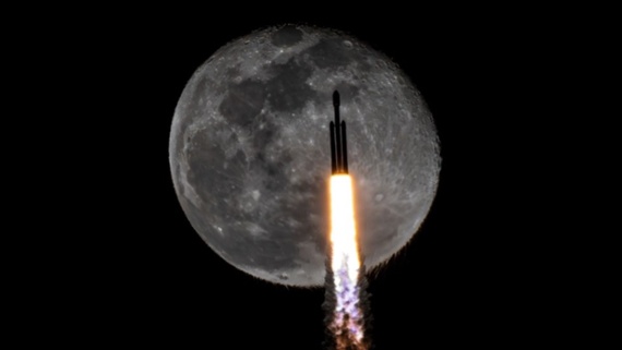 Falcon Heavy rocket photobombs the moon, wins award