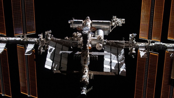 Will the ISS's 2031 death dive cause pollution problems?