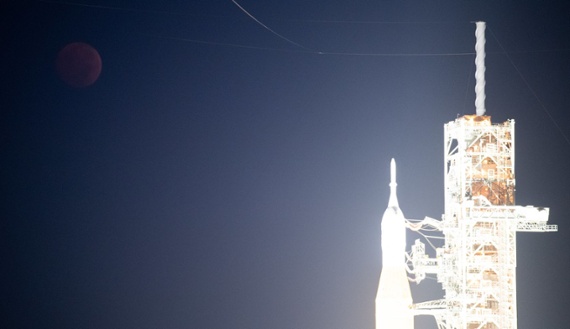 Eclipsed Blood Moon looms over NASA's Artemis 1 rocket (photos)