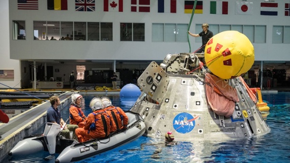 Artemis 2 moon astronauts dive into splashdown training