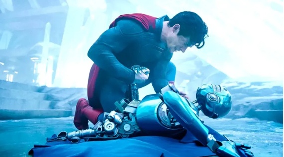 Who is that dying blue robot in the 'Superman' trailer?