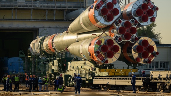 Russia rolls Soyuz to the pad ahead of astronaut launch