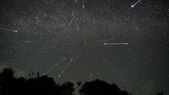 Geminid meteors light up the sky in amazing photos