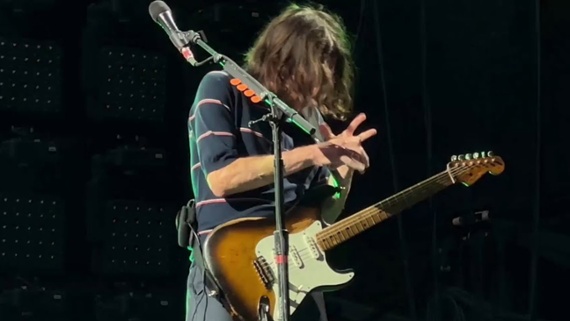 Watch John Frusciante get struck with a cramp, forcing him to stretch his fretting fingers in the middle of a blistering live solo