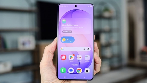 Samsung galaxy s24 ultra held in male hand