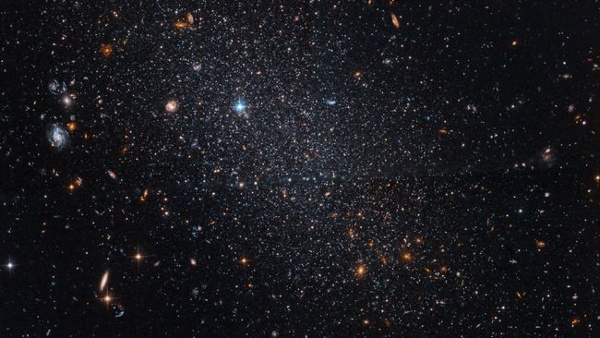 Hubble telescope spies a sparkling 'cosmic fossil'