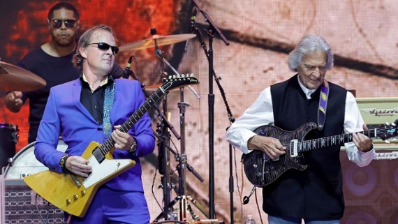 “We’re going to pay tribute to the man himself right now”: Joe Bonamassa and John McLaughlin honor Jeff Beck with a hair-raising rendition of Cause We’ve Ended as Lovers at Crossroads 2023