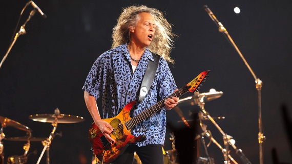 “I'm gonna do this intro all over for you”: Watch Kirk Hammett fluff the intro to Nothing Else Matters at the first show of Metallica's US tour