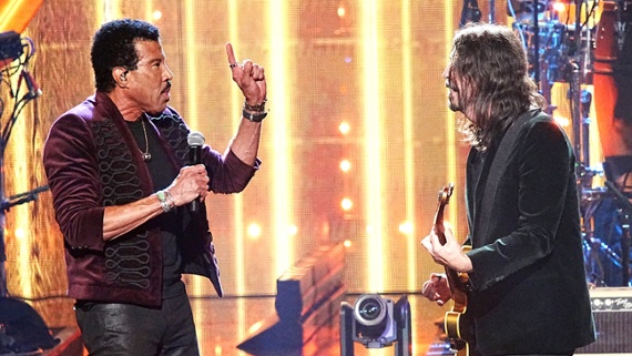 Watch Dave Grohl join Lionel Richie and assume solo duties for a blinding performance of Easy at the Rock and Roll Hall of Fame