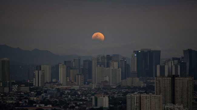 See the 1st photos of the Blood Moon eclipse of 2026!