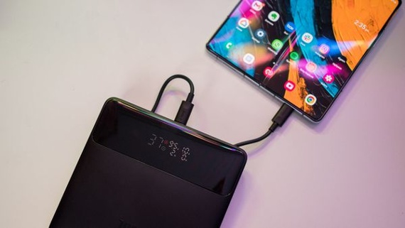 Review: Baseus Blade is an ultra-thin 20,000mAh power bank with 100W charging and a built-in screen