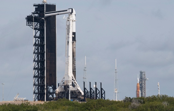 See NASA's Artemis 1 moon rocket, SpaceX's Ax-1 astronaut mission on the launch pad (photos)