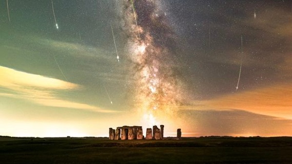 Meteor shower rains 'shooting stars' over Stonehenge