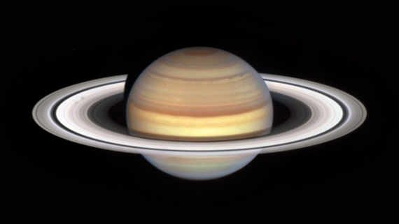 Hubble spies strange spokes on Saturn's rings (video)