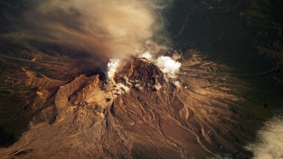 Satellites watch Russian volcano erupt