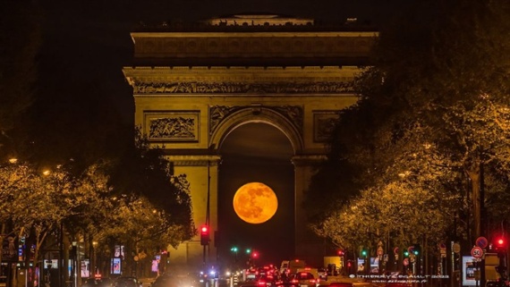 Full moon looms under icon of Paris in incredible photo