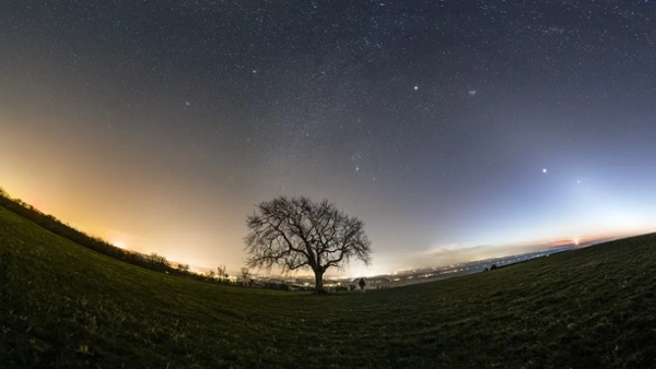 'Once-in-a-lifetime' planetary parade photo