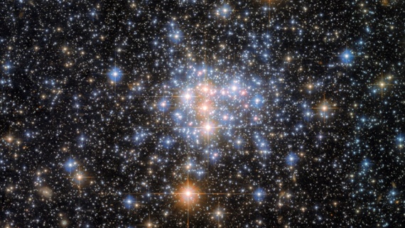 Hubble sees nearby star cluster before it fades away