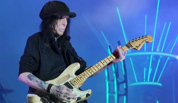 Watch Mick Mars tear through a set-closing Kickstart My Heart in his final show with Mötley Crüe