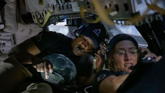 Image of day: Artemis 2 astronauts try moonwatching