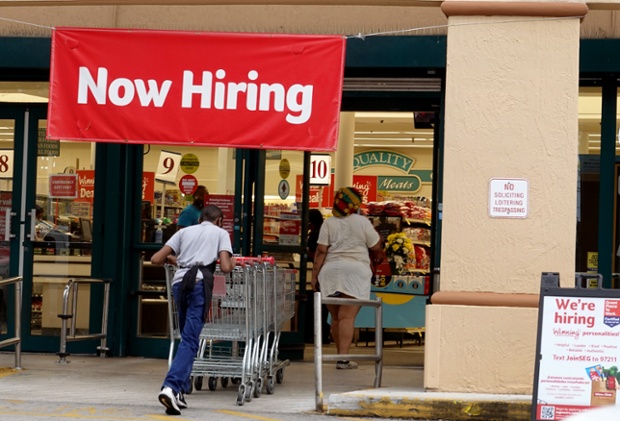 Unemployment claims come in below expectations at 326K