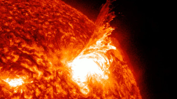 Sun reels back in giant plasma plume in 'failed eruption'