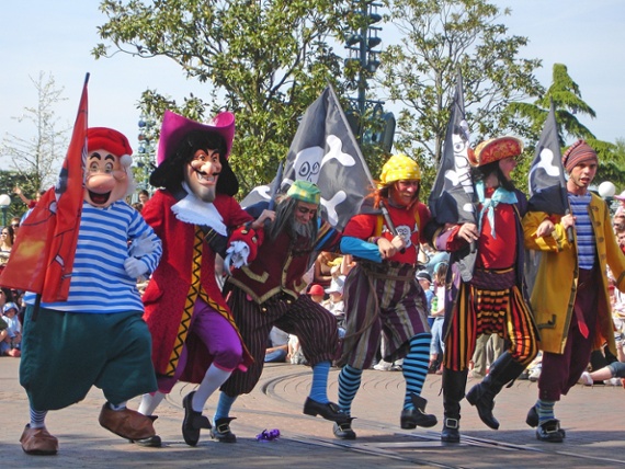 Disneyland character, parade employees look to unionize