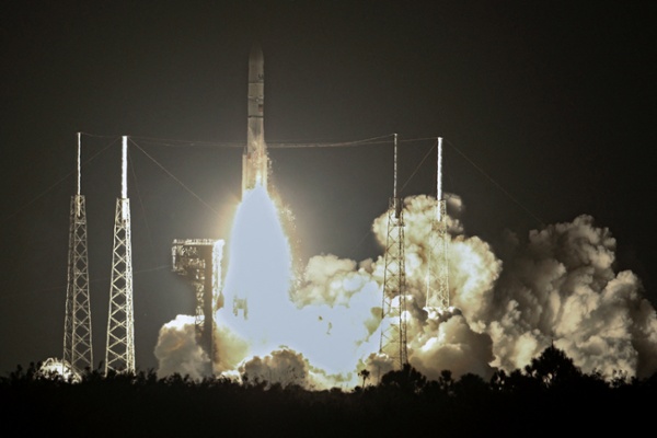 Vulcan rocket launches Astrobotic moon lander, human remains