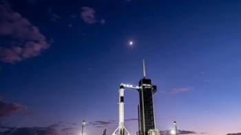 The moon, Venus, Jupiter and Saturn photobombed SpaceX's Crew-3 rocket and it's just stunning