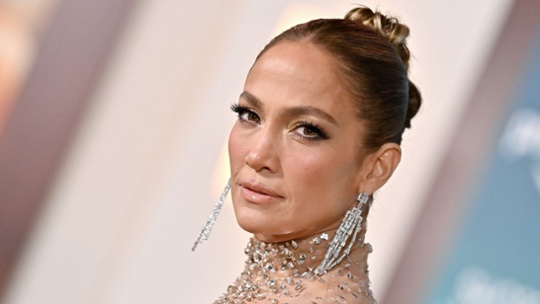 Jennifer Lopez uses this color to bring 'laidback luxury' to her compact living room nook – experts say it's the perfect accent shade