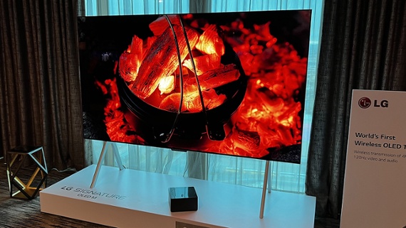 We tried out the new wireless OLED TV from LG