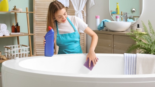 4 products you should never use to clean your bathtub according to experts