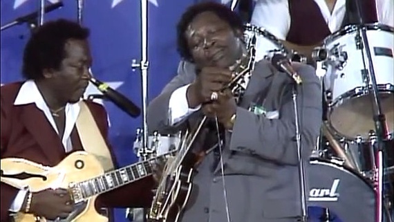 Watch B.B. King change his string onstage without stopping the song