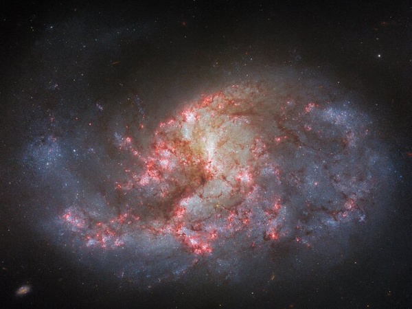 Hubble revisits gorgeous spiral galaxy
