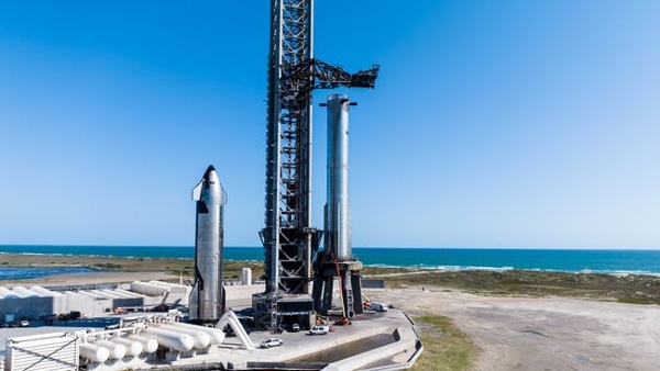 SpaceX rolls Starship Flight 6 Super Heavy rocket to pad