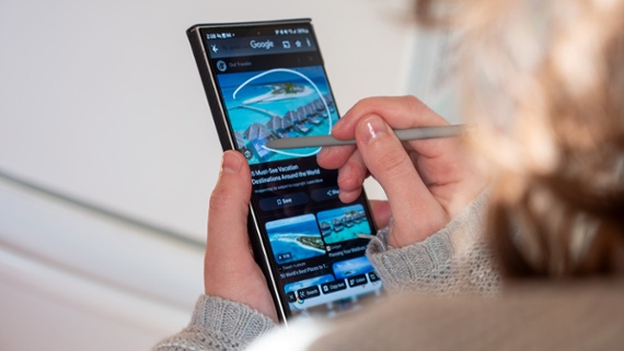 What Apple can learn from Google and Samsung about AI