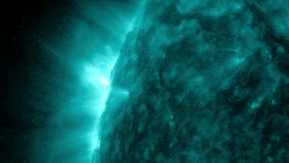 Watch giant sunspot erupt as it turns to face Earth (video)