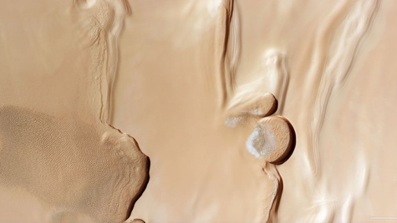 Rippling sand dunes, icy cliffs spied near Mars' north pole