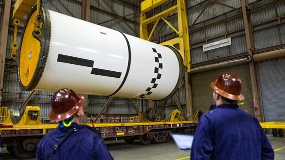 NASA assembling giant Artemis 2 moon rocket