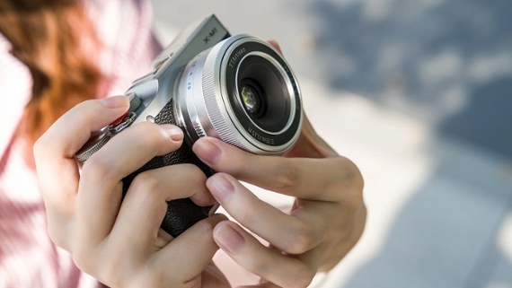 Complete your retro camera look with this sleek silver pancake lens