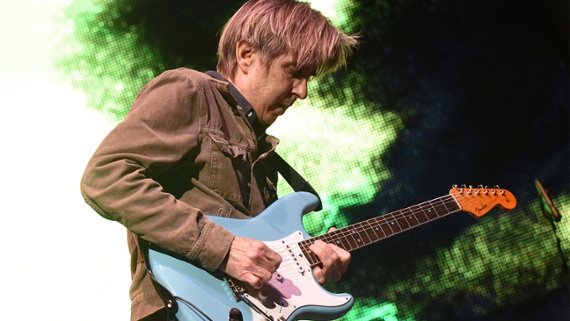 How to create fluid streams of notes like Eric Johnson by combining economy picking with legato pentatonics