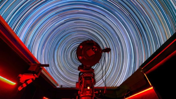 Stunning night sky time-lapse shows all the stars' colors