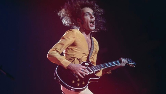 Peter Frampton: "I arrived in San Francisco to do the Fillmore with Humble Pie. I had a terrible guitar. I was almost in tears trying to play it. Lo and behold, this young man came up to me and said I could borrow his black Les Paul"