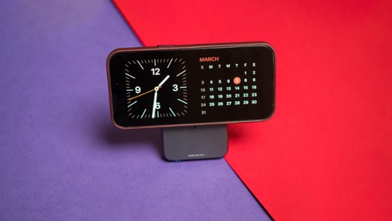 UGREEN Magnetic Battery review: This 10000mAh wireless power bank has a built-in kickstand