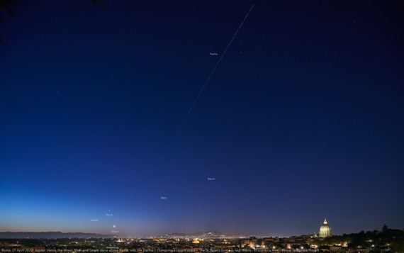 ISS and China's space station photobomb 4 planets aligned in the sky (photo)