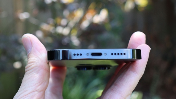 Apple gets a deadline for making a USB-C iPhone