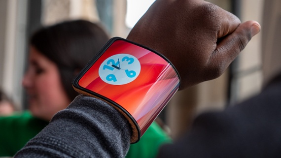 Samsung and Motorola want us to wear our smartphones. We REALLY shouldn't.