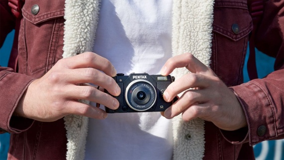 I think this mini mirrorless oddity is the perfect everyday camera!