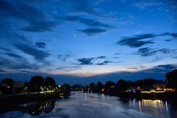 SRINAGAR, INDIA - 2026/06/17: A crescent Moon along with Venus and Jupiter is seen in the evening sky during a rare alignment of planets in Srinagar, the summer capital of Jammu and Kashmir. (Photo by Saqib Majeed/SOPA Images/LightRocket via Getty Images)