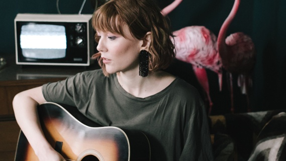 Molly Tuttle teaches you the secret to "backward" crosspicking